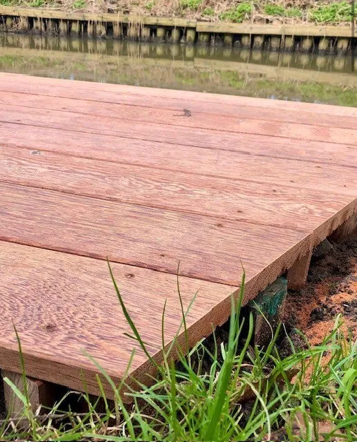 Nieuwe houten vlonder, aangelegd door de With tuinaanleg & onderhoud