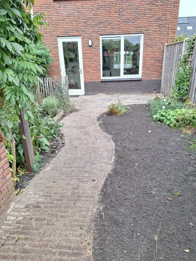 Tuinpad langs de gevel